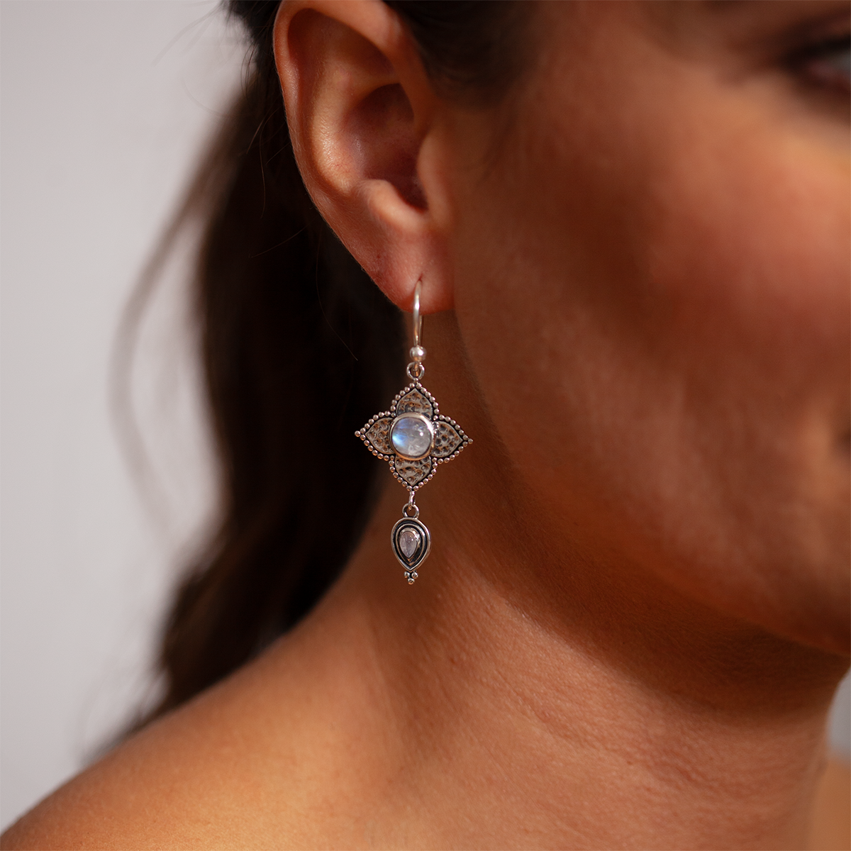 Alma de Loto Moonstone Earring | Silver