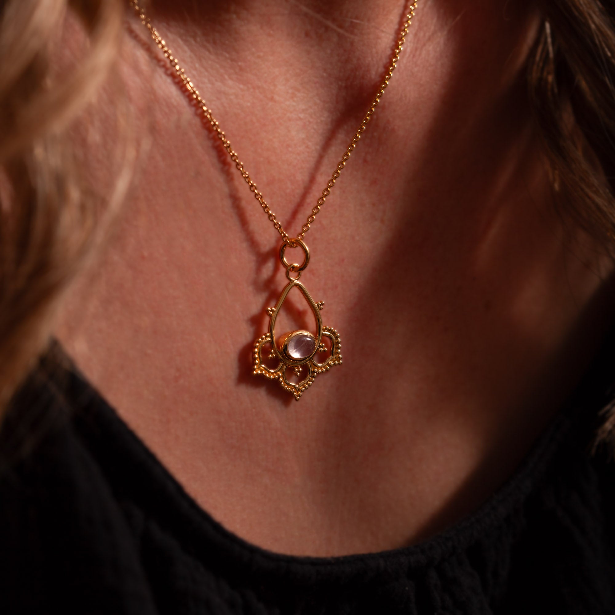 Fuego Rosenquarz Anhänger | Gold