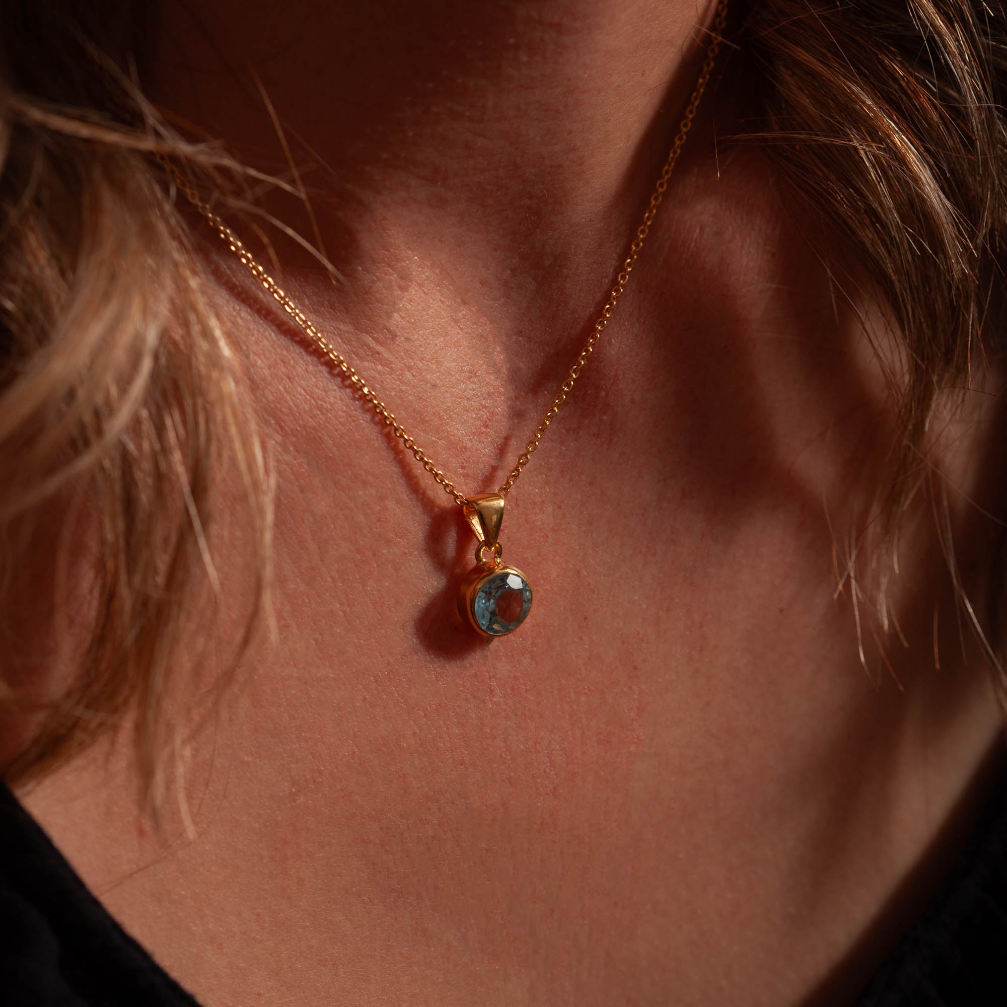 Océano Blauer Topas Anhänger | Gold