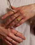 Modelfoto - Serenya Mondstein & Espina Ring | Gold Layering Set