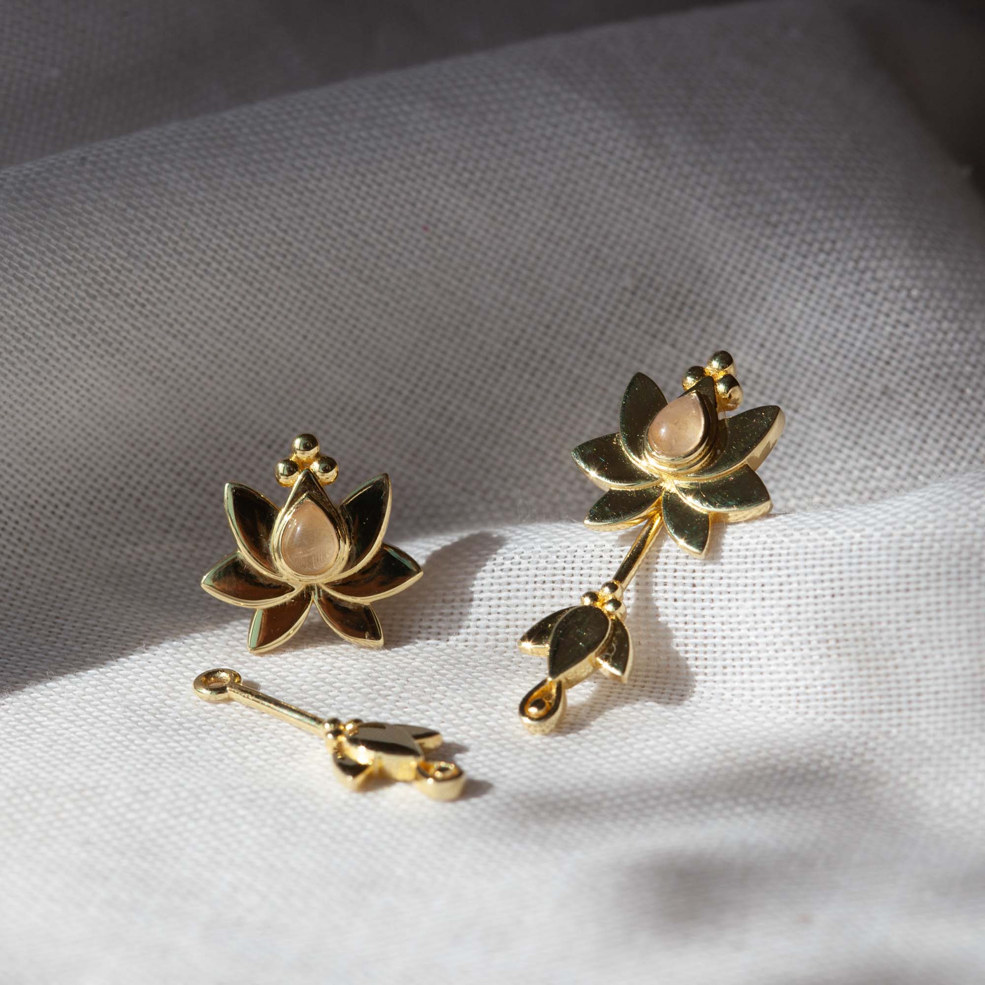 Alma de Loto Moonstone Earring | Silver