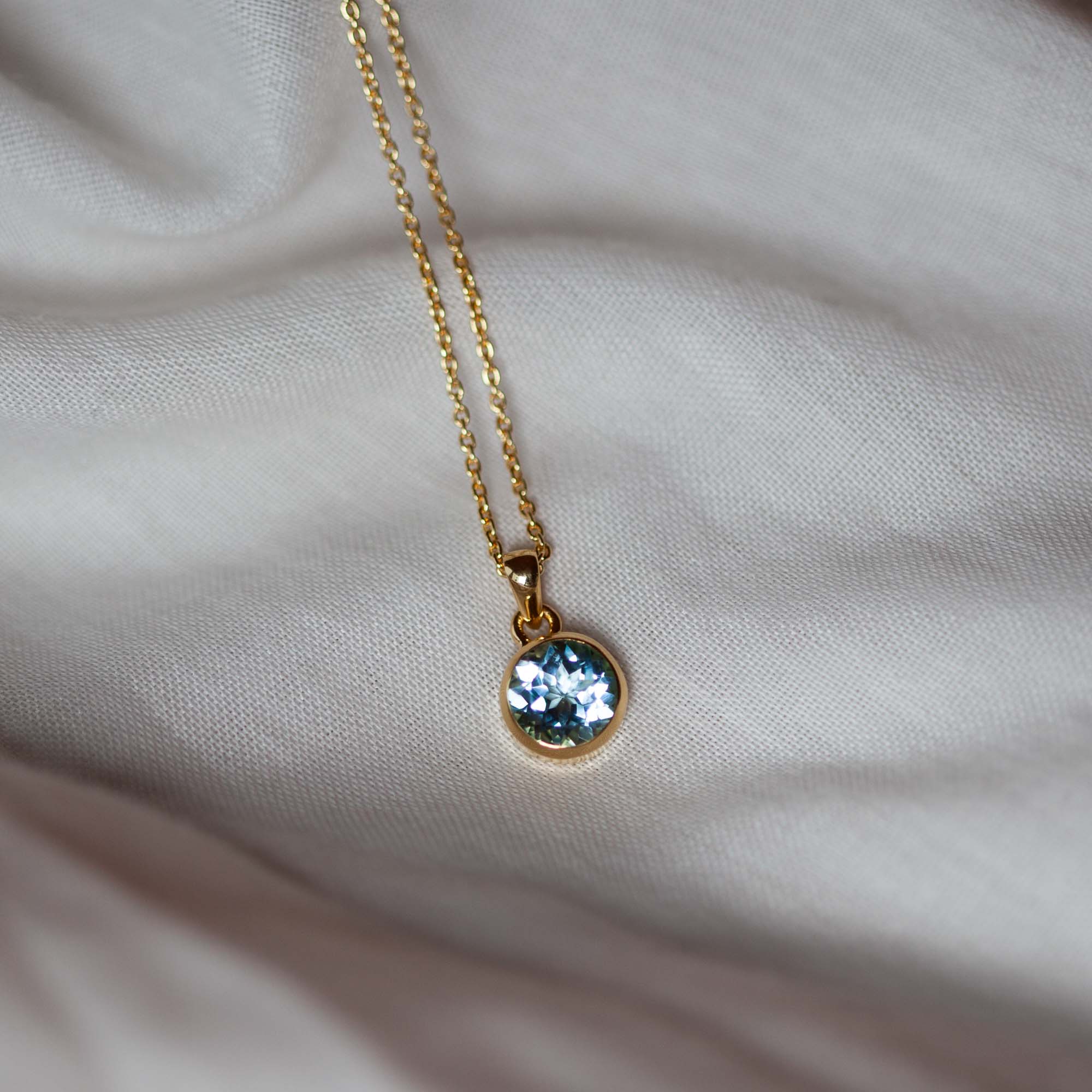 Océano Blauer Topas Anhänger | Gold