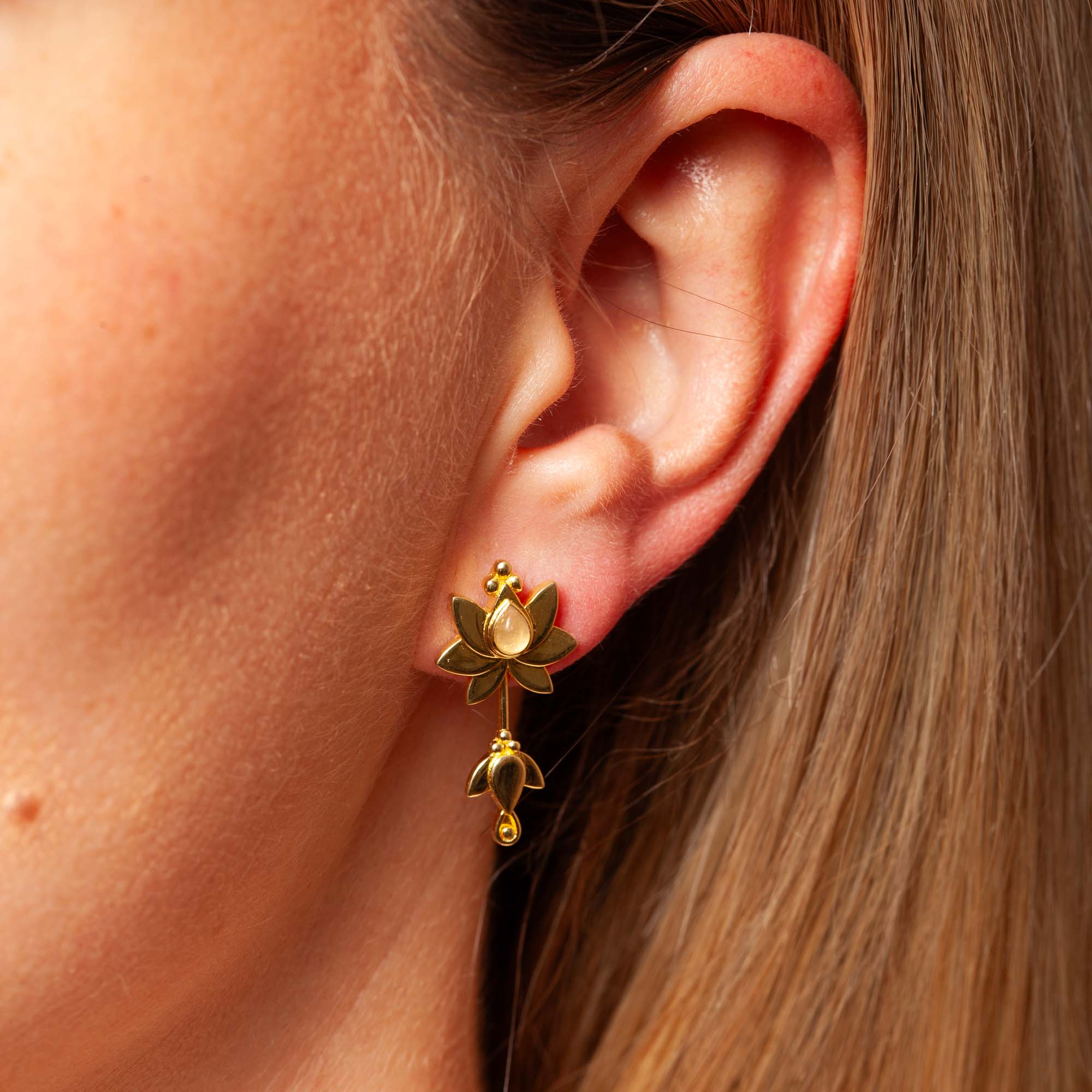 Alma de Loto Moonstone Earring | Silver