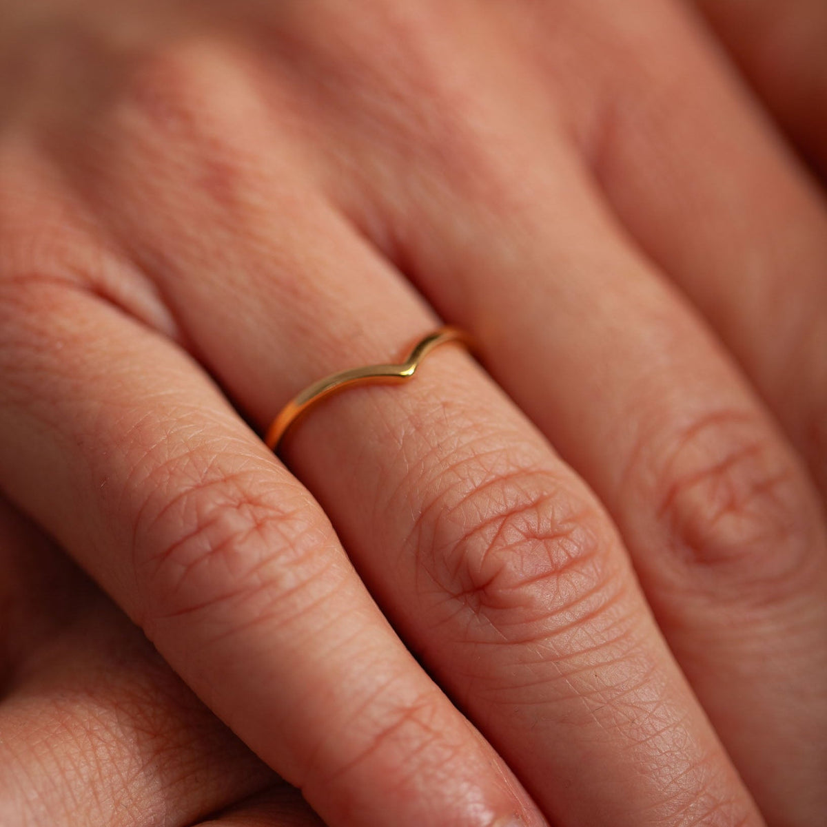 Modelfoto - Serenya Rosenquarz &amp; Espina Ring | Gold Layering Set