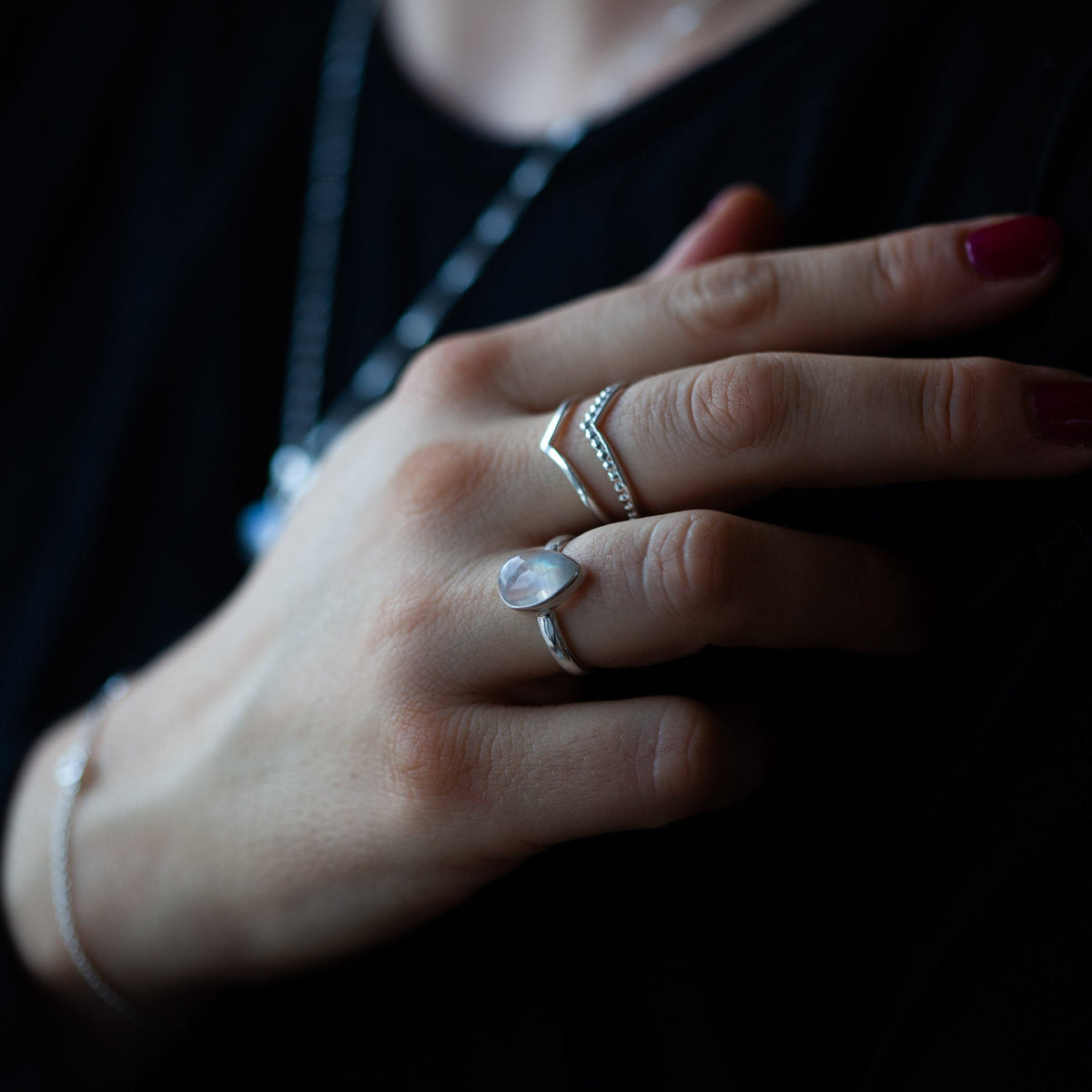 Modelfoto - Serenya Mondstein &amp; Espina Ring | Silber Layering Set
