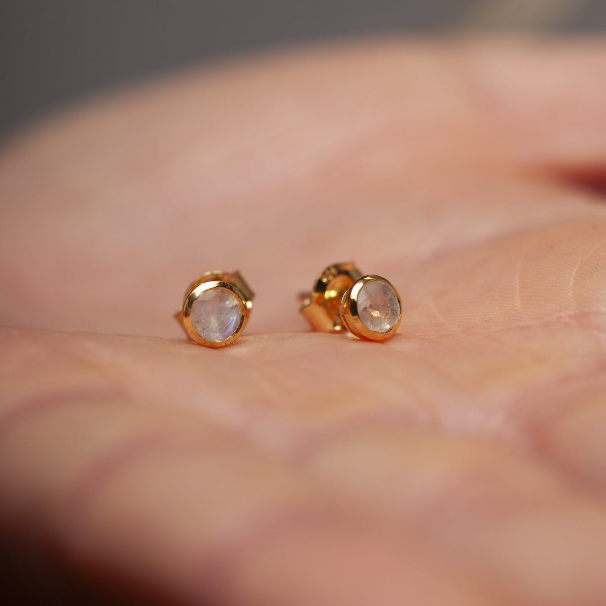 Lunita Mondstein Ohrstecker in Gold, getragen