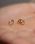 Lunita Mondstein Ohrstecker in Gold, getragen