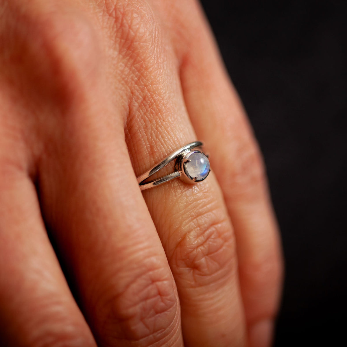 Modelfoto - Serenya Mondstein &amp; Espina Ring | Silber Layering Set