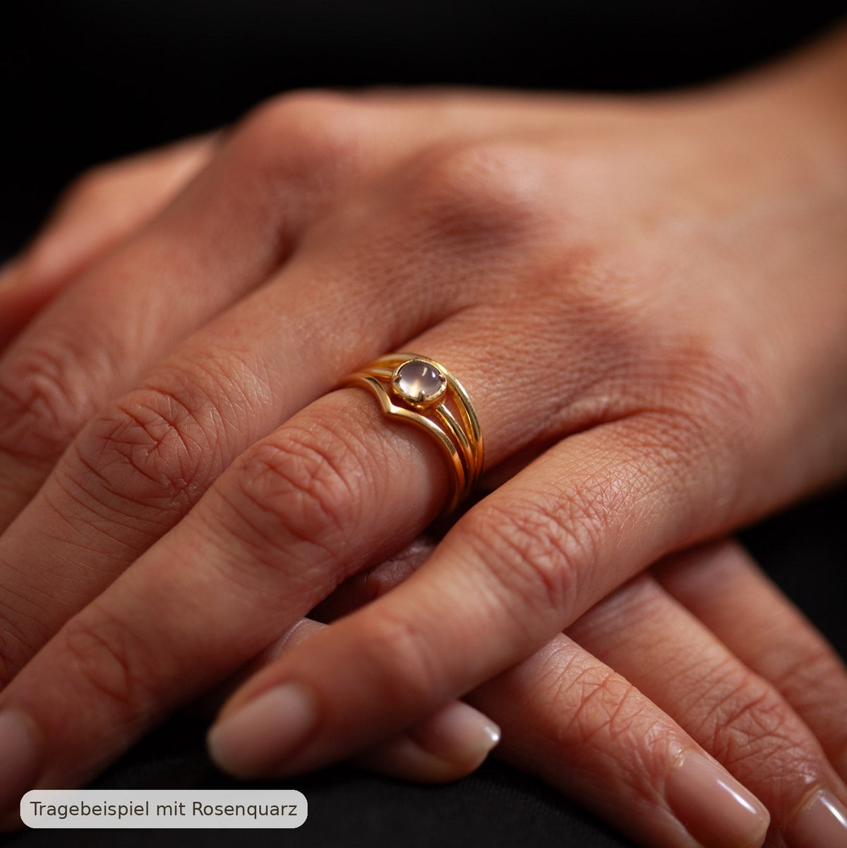 Tragebeispiel - Serenya Mondstein &amp; Espina Ring | Gold Layering Set